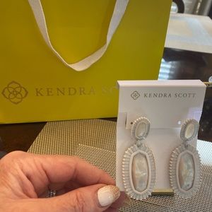 STUNNING KENDRA SCOTT KAKI WHITE EARRINGS